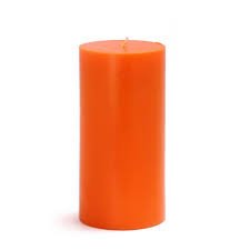 شمع ساخته شده با رنگ مایع نارنجی