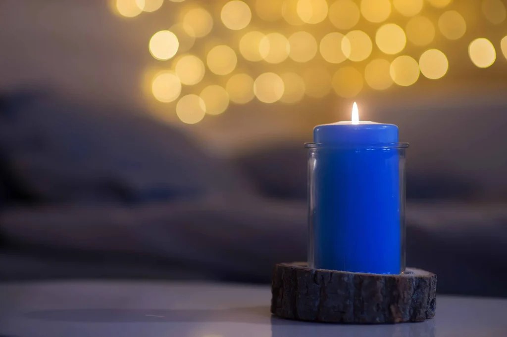 شمع ساخته شده با رنگ آبی خمیری