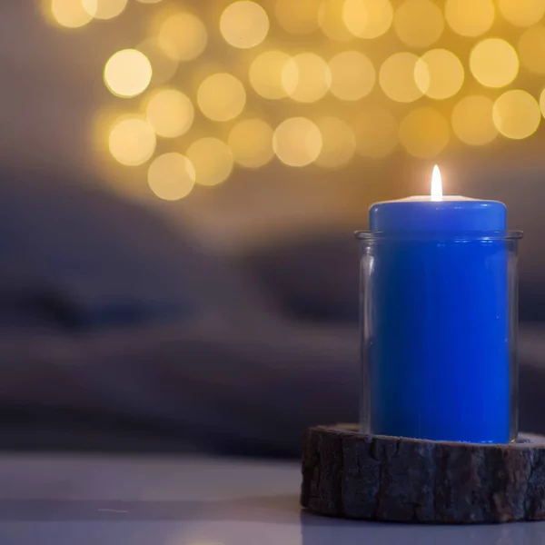 شمع ساخته شده با رنگ آبی