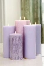 شمع ساخته شده با رنگ بنفش یاسی