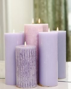 شمع ساخته شده با رنگ بنفش یاسی