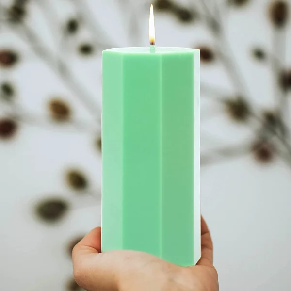 شمع ساخته شده با رنگ سبز نعنایی