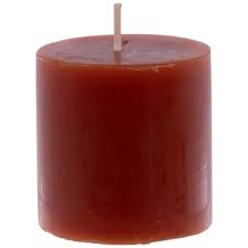 شمع ساخته شده با رنگ دارچینی