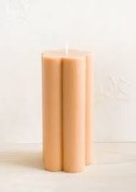 شمع ساخته شده با رنگ هلویی