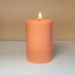 شمع با رنگ مایع هلویی