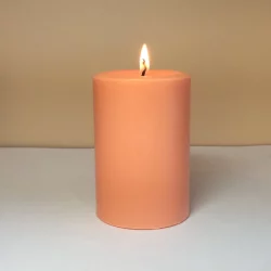 شمع با رنگ مایع هلویی
