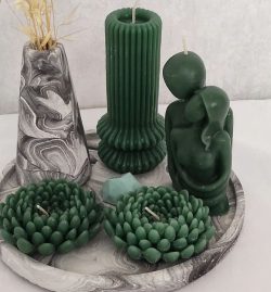 شمع با رنگ‌ مایع سبز لجنی