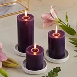 شمع با رنگ مایع بنفش بادمجانی